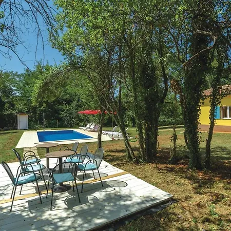 Holiday home Gorgeous In With Kitchen Nedescina