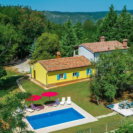 Holiday home Gorgeous In With Kitchen Nedescina