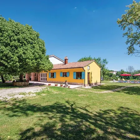Holiday home Gorgeous In With Kitchen Nedescina